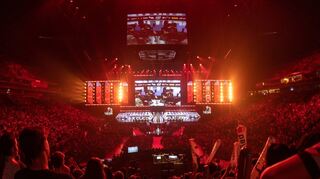 Fans verfolgen 2019 in Köln das Halbfinale zwischen den Teams Vitality und Astralis bei der ESL One Cologne.