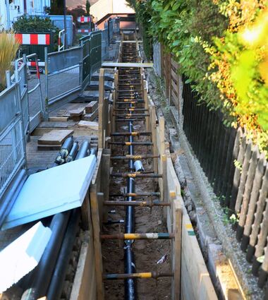 Im Storchenweg im Vogelviertel ist das Pflaster aktuell noch aufgerissen. In naher Zukunft werden hier die Anschlüsse für die Fernwärme gelegt.