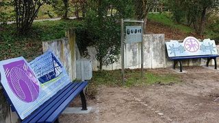 Die beiden Sitzgelegenheiten zum Thema „Bandkeramiker“ und „Merowinger“ sind jetzt beim Gräberfeld im Schälzig zu finden.
