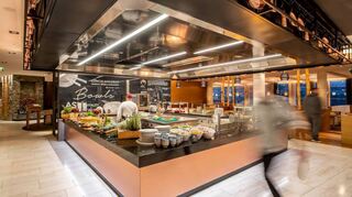 Front- und Showcooking in der Tauern Spa: Im Restaurant erleben die Gäste, wie Gerichte frisch zubereitet werden. Individuelle Wünsche werden hier berücksichtigt.