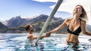 Badespaß mit Aussicht: Vom Panoramapool der Tauern Spa aus blickt man auf die imposante Bergwelt.