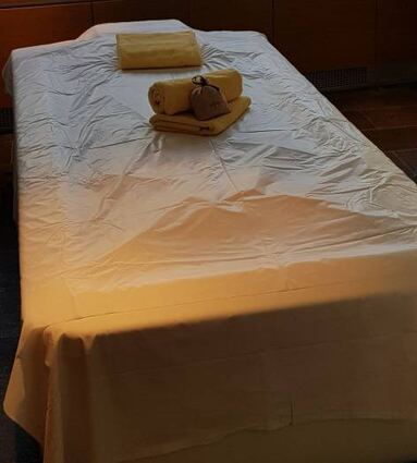 Verwöhntipp: Dem Alltag entschweben – das geht beinahe schwerelos auf der Soft-Pack-Liege. Diese hat eine Temperatur von 36 Grad. Die Spa-Expertin verwöhnt den Körper mit einer Peelingpackung etwa aus blauem Enzian und Murmeltieröl zur Muskelent-spannung. Dann ruht der Körper, eingehüllt in ein Tuch, etwa eine halbe Stunde (zirka 45 Euro pro Anwendung).