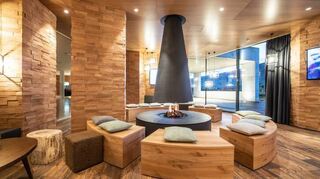 Lieblingsplatz: die Feuerstelle in der Lobby. Hier beginnen schöne Expeditionen und enden Tage in gemütlicher Runde.