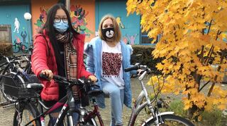 Hanni Lin und Alina Lukin beteiligen sich an der Radaktion der beiden Schulen und sammelten ordentlich Kilometer.