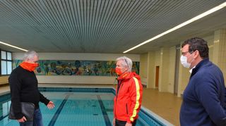 Bauamtsleiter Andreas Ernst (v. l.) erläutert Marc Hemberger von der DLRG und Bürgermeister Nils Drescher die notwendigen Sanierungsarbeiten am Becken.