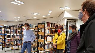 Gemeinderat Hanspeter Rausch (v. l.), Gemeinderätin Renate Hettwer, Vorstandsmitglied Dagmar Engelhardt und Gemeinderat Winfried Vaudlet informieren sich in der Gemeindebücherei.
