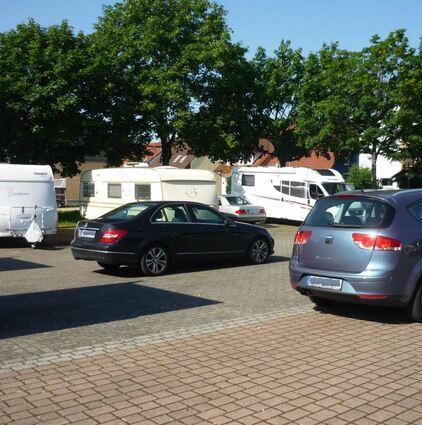 Die abgestellten Wohnmobile und Wohnwägen sind dem Rat schon lange ein Dorn im Auge, wie unser Archivbild unterstreicht.
