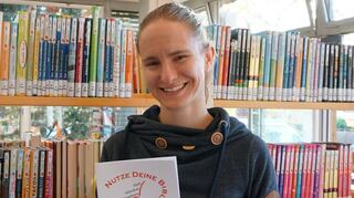 Melina Marx, die stellvertretende Leiterin der Bücherei, präsentiert die Nutzungs-ordnung der Einrichtung.