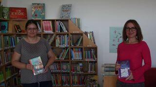 Leiterin Petra Schupp (l.) und Esther Kramer stehen in der Kinderabteilung der Büche-rei Altlußheim. Die ist bei den Lesern aktuell besonders beliebt.