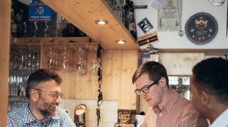 Gerhard Jungmann (v. l.) im Gespräch mit Jens Rebmann und Moses Ruppert am Rande einer Klausurtagung noch vor Corona. Das Bild an der Jungmannschen Bar markiert auch den Generationswechsel in der Ketscher SPD.