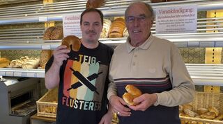 Bernd (l.) und Hermann Flörchinger sind „Teigflüsterer“ und wahre Experten, wenn es um Martinshörnchen geht.