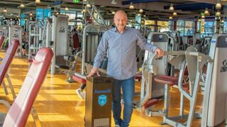 Geschäftsführer Bernhard Köllner mit dem neuen Hochleistungsluftreiniger AernoviR, der jetzt in allen Studios eingesetzt wird.