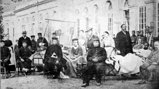 Das Reservelazarett war im südlichen Zirkel untergebracht. Hier haben sich Verwundete, Krankenschwestern und Ärzte zum Gruppenfoto aufgestellt.