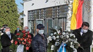 Gemeinsam mit Gemeinderäten, dem VdK und dem Volksbund Kriegsgräberfürsorge legt Bürgermeister Weisbrod (rechts) einen Kranz nieder.