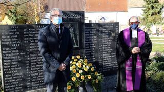 Bürgermeister Uwe Grempels und Pfarrer Matthias Zaiss legten gemeinsam den Kranz am Ehrenmal nieder.