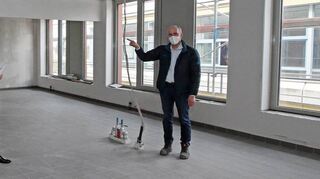 Innenausbau in vollem Gang: Bürgermeister Matthias Steffan (l.) und Projektleiter Frank Schurack zeigen die Lehrküche – hier können auch die VHS und die mediterrane Kochgesellschaft Kurse geben.