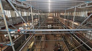 Blick von oben in die Mensa: 220 Sitzplätze gibt es dort und jeden Tag wird frisch gekocht. Ausgelegt ist sie für 450 Essen in zwei Durchgängen.