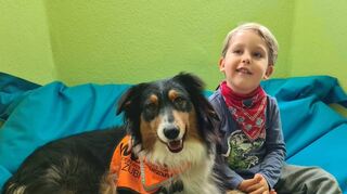 Noel mit Assistenzhund „Chap“: Die Familie hat nun genug Geld, um sich tierische Hilfe zu holen.