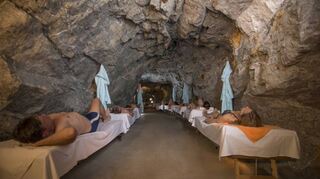 Die Kombination von hoher Luftfeuchtigkeit, Wärme und Radon macht den Heilstollen Gastein zu einer weltweit einzigartigen Therapieform. Langanhaltende Schmerz-linderung, Einsparung von Medikamenten bis zu einem Jahr und eine Immunstabili-sierung sind die wissenschaftlich belegten Effekte der Radontherapie. Diese ist von österreichischen und deutschen Krankenkassen anerkannt. Der Heilstollen öffnet aller Voraussicht nach wieder am 6. April 2021.