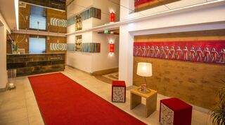 Kräftige Farben gepaart mit Naturelementen und lässiger Kunst: Schon im Eingangsbereich des Impuls Hotels Tirol wird der Gast mit einem Wow-Effekt empfangen. Übrigens: Das Hotel trägt „Tirol“ im Namen, weil die Familie ihre Wurzeln in Südtirol hat.