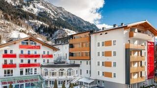 Das Impuls Hotel Tirol in Bad Hofgastein hat Innen- und Außenpools.