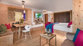 Erfrischend: In der neuen und geräumigen Zirben-Suite Deluxe wird auf Natur mit Pep gesetzt.