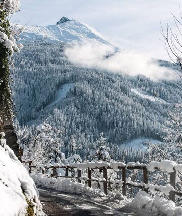 Bergsehnsucht: Das Gasteiner Tal im Salzburger Land bietet alles, was es für erhol-samen Urlaub braucht – sanfter Wintertourismus gepaart mit Skivergnügen auf weitläufigen Pisten ist auch in Corona-Zeiten möglich. Das Foto zeigt den Höhenweg mit Blick in Richtung Graukogel (2492 Meter).