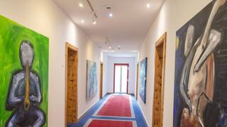 Die Hotelkorridore ähneln einer Kunstgalerie: Es sind Werke von Hotelier Christoph Weiermayer, sie können erworben werden.
