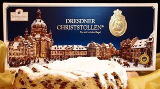Gibt’s auch ohne Weihnachtsmarkt: Eine Initiative um die Fraktion von Wir für Neuluß-heim besorgt den Christstollen von der Langebrücker Feinbäckerei Müller. :