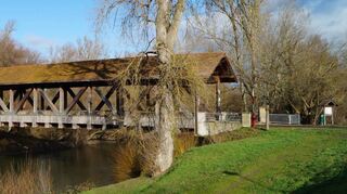 Die Altrheinbrücke stellt die viel benutzte Verbindung zur Ketscher Rheininsel dar – heute vor 30 Jahren wurde Richtfest für die aktuelle, die insgesamt dritte, Version gefeiert.