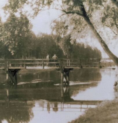 Der historische Vorläufer der Altrheinbrücke bestand von 1890 bis 1955 aus Holz, dann folgte eine Eisenkonstruktion, ehe das heutige Modell gebaut wurde.