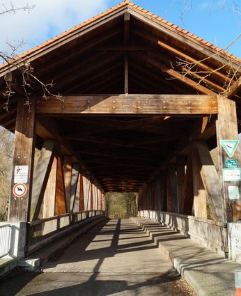 Die Altrheinbrücke ist wie ein Tor zur Natur – hat man sie überquert, befindet man sich im Naturschutzgebiet und genießt eine besondere Vielfalt.