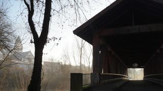 Wenn sich Spaziergänger von der Ketscher Rheininsel der Altrheinbrücke nähern, sehen sie alsbald ein anderes Wahrzeichen der Enderlegemeinde: die Kirche St. Sebastian.