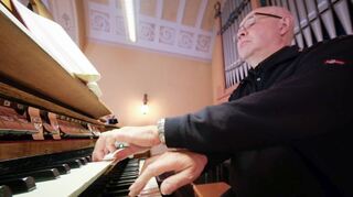 Lehrer Patrick Mörtel an der Kirchenorgel in der evangelischen Kirche Neulußheim.