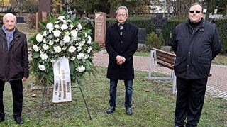 Mitglieder des MGV Eintracht legen einen Kranz auf dem Friedhof nieder und erinnern an Verstorbene.