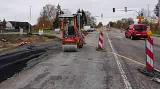 Straßen sind zum Teil asphaltiert, Verkehrsinseln gepflastert und mit Ampelmasten ausgestattet: Der neue Knotenpunkt ist derzeit noch im Behelfsbetrieb und soll im Spätsommer eröffnet werden.