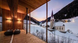 Dieser Blick bietet sich vom Balkon der Panoramasuite im Naturhotel Rainer. Naturmaterialien sind auch hier Trumpf. Für Kinder wie für Erwachsene ein Hit: die „Loslasser“-Schaukel. Hier lässt es sich herrlich träumen.