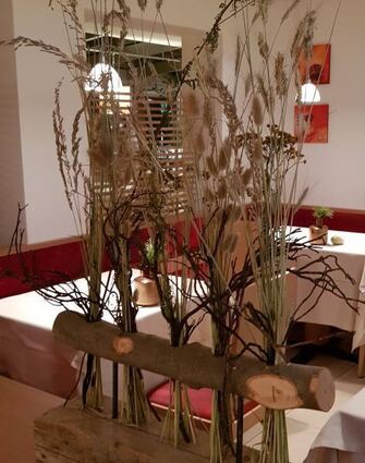 Überall zieht tolle Dekoration aus Natur-materialien die Blicke auf sich.