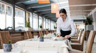 Im lichtdurchfluteten Restaurant genießen die Gäste Gourmetküche „unterm Himmel“ dank Glasdach.