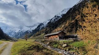 Herbstliche Kulisse Ende Oktober im Jaufental in Südtirol: Naturliebhaber finden hier das gesamte Jahr über viele Möglichkeiten, die Bergwelt zu genießen. Es gibt einfache Wanderwege, die kinderwagenfreundlich sind, und anspruchsvolle Routen.