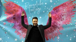 HMV-Vorsitzender RIchard Damian posiert vor einer der zwei Selfie-Wände, Thema Weihnachten und Silvester, die der HMV vorm Café Lato aufgestellt hat. Nachahmung erwünscht.