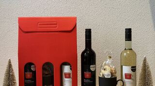 Neu im Sortiment: Kurpälzer Winzerglühwein mit den passenden Tassen. Schön verpackt gibt es das Paket mit zwei Flaschen, Tasse und Gudsel für 18,90 Euro. Die Flaschen einzeln kosten 4,50 Euro, auch die Tassen können solo gekauft werden.