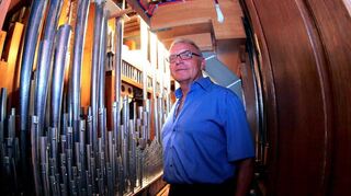 Nicht nur an, sondern auch in der Orgel ist Klaus Wörner tätig. Das Stimmen einzelner Pfeifengruppen gehört mit zum Job des Organisten.