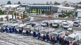 Die Mitarbeiter der Firmen Moos und  präsentieren sich gemeinsam. Im Hintergrund ist das  in der Duisburger Straße zu sehen. Auf den kleinen Fotos sind der bisherige Moos-Inhaber Stefan Eichhorn (l). und der neue Geschäftsführer Rami Arnaout zu sehen.