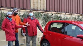 Sabrina Moras und Christian Gieser zeigen ihre neue Errungenschaft. Manuel Winter (r.) ist froh, jetzt in seiner Nähe eine leistungs-starke E-Ladestation vorzufinden.