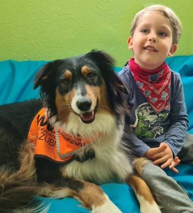 Freuen sich auf ihr Zusammenleben: Noel und Assistenzhund „Chap“.