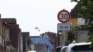 Tempo 30 gilt in der Heidelberger Straße derzeit nur in den Nachtstunden. Nun soll ein neuer Anlauf gemacht werden für eine dauerhafte Geschwindigkeitsreduzierung.