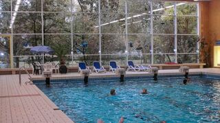 Noch ist der Badespaß im Hallenbad wegen der Corona-Vorgaben nicht erlaubt, doch wenn die Pforten sich wieder öffnen, erwarten die Gäste höhere Preise.