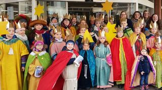 2019 versammelten sich die Sternsinger vor dem Eingang des Rathauses.