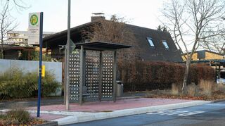 Die Haltestelle in der Wilhelm-Sachs-Straße dient als Blaupause für die folgenden fünf Stationen, die nun barrierefrei ausgebaut werden sollen. Mit erhöhten Bordsteinen, einem Haltebereich für den Bus und einem wetterfesten Unterstand soll die Attraktivität des ÖPNV gesteigert werden.